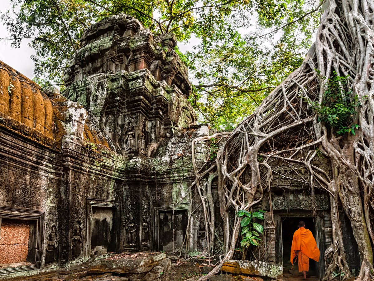 Angor Wat là ngôi đền có kiến trúc cổ xưa nổi tiếng nhất tại Campuchia.