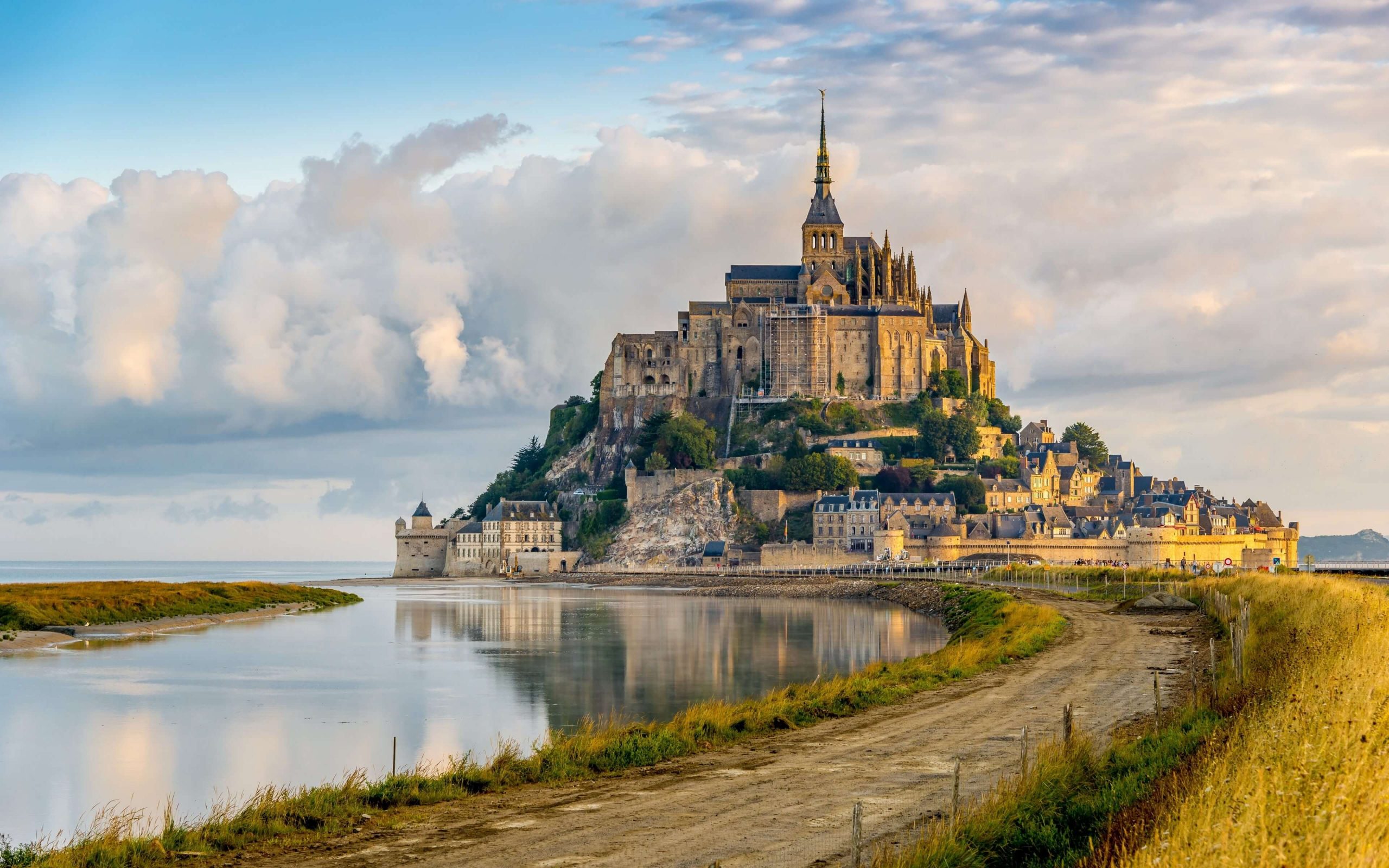 Lâu đài Mont Saint Michel nằm giữa lòng đại dương.