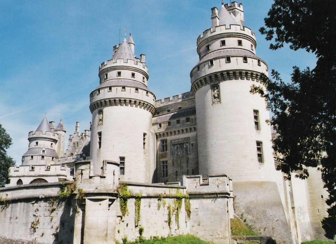 Lâu đài Pierrefonds là kiệt tác kiến trúc Trung cổ.