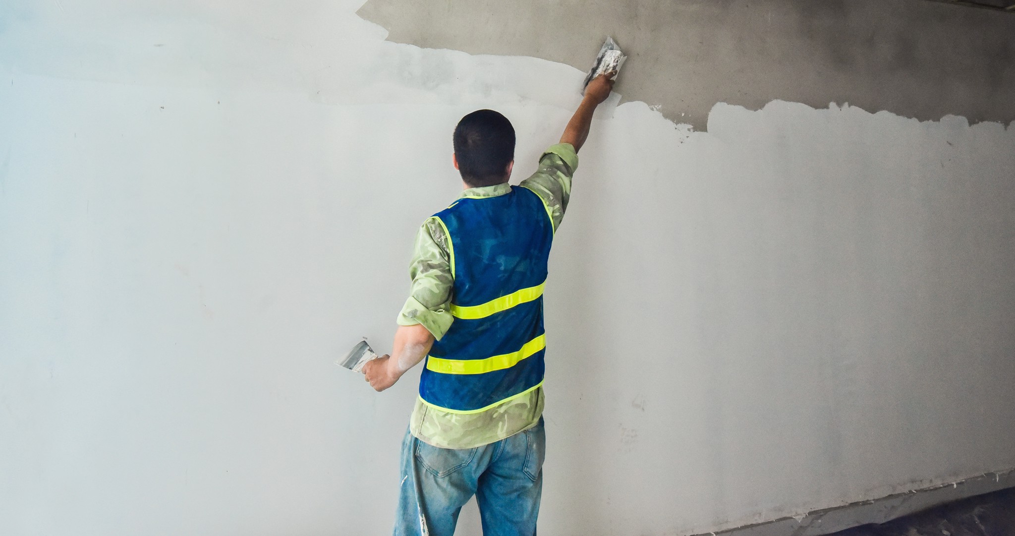 Xử lý bề mặt tường cũ giúp sơn bám chắc hơn, không lo tình trạng phồng rộp về sau