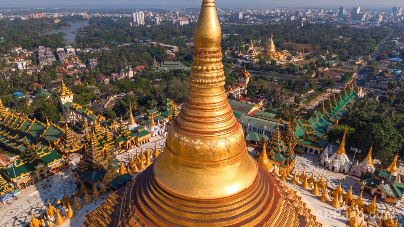 Bảo tháp tại chùa Shwedagon được dát hàng chục tấng vàng và nhiều viên kim cương.