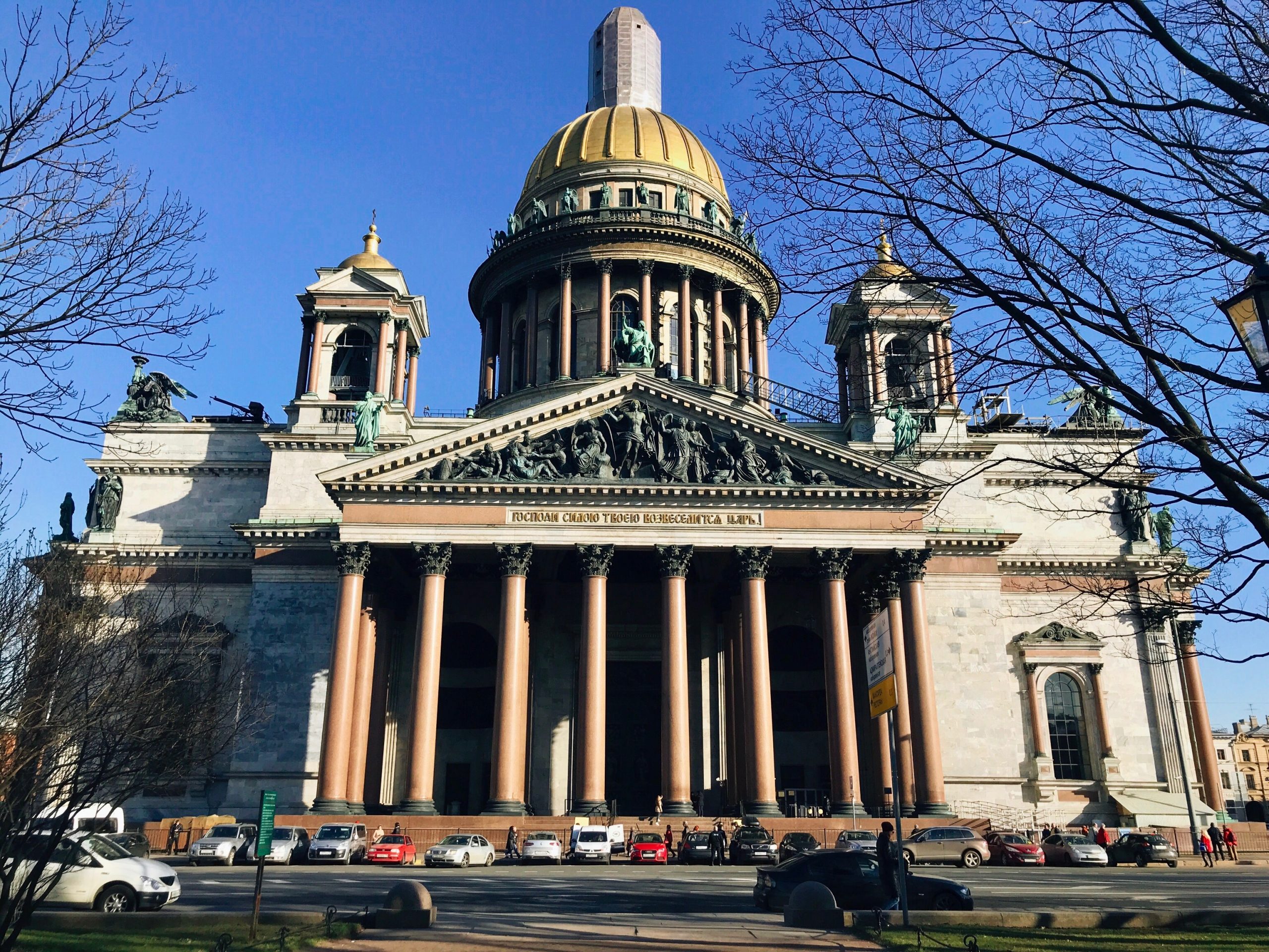 Đền thánh Saint Isaac's là tòa thánh chính hội lớn nhất nước Nga.