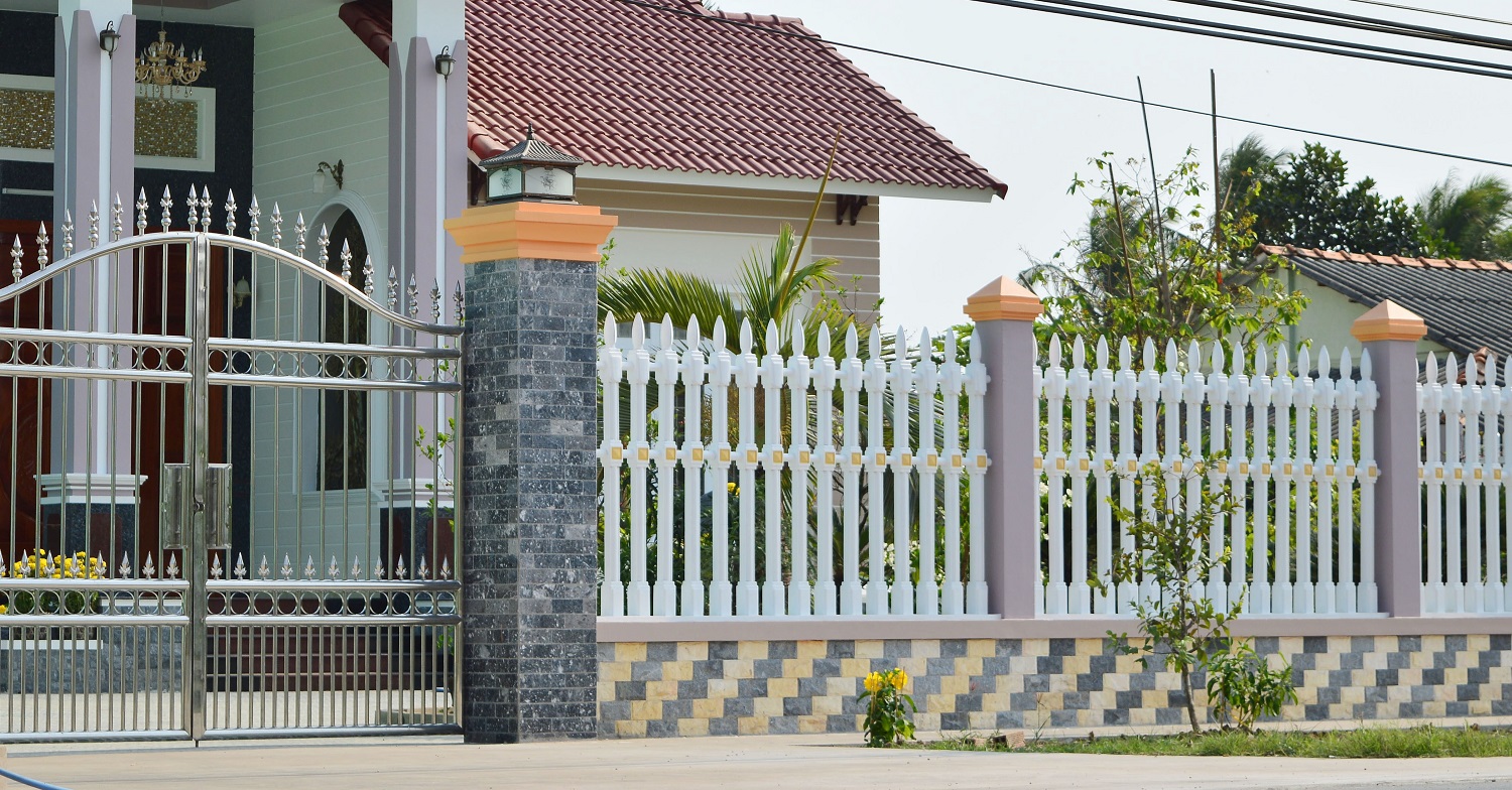Hàng rào bằng bê tông giúp mang đến sự an toàn cho ngôi nhà