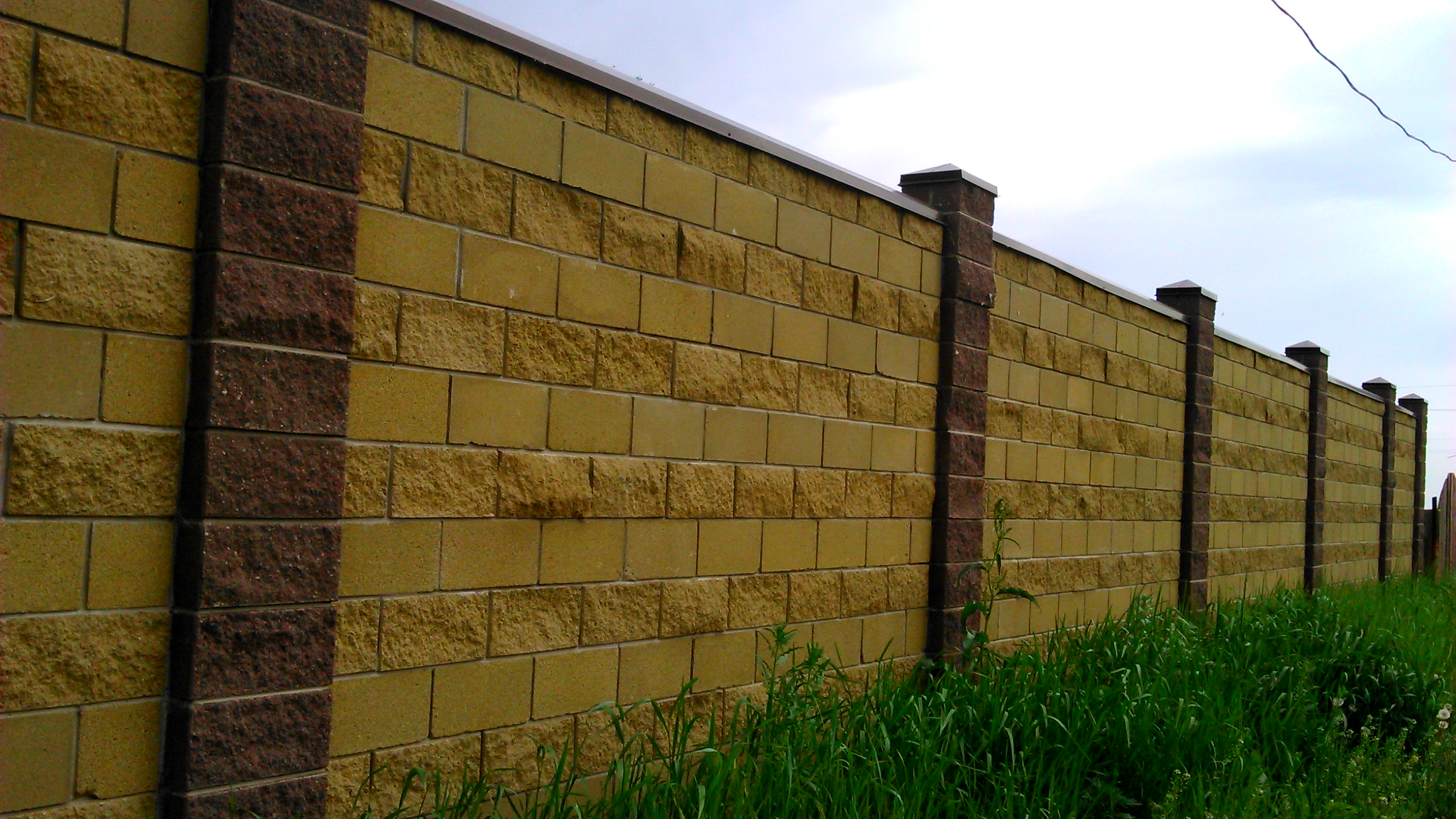 Cổng tường rào làm bằng đá giúp mang lại sự chắc chắn, vững chãi