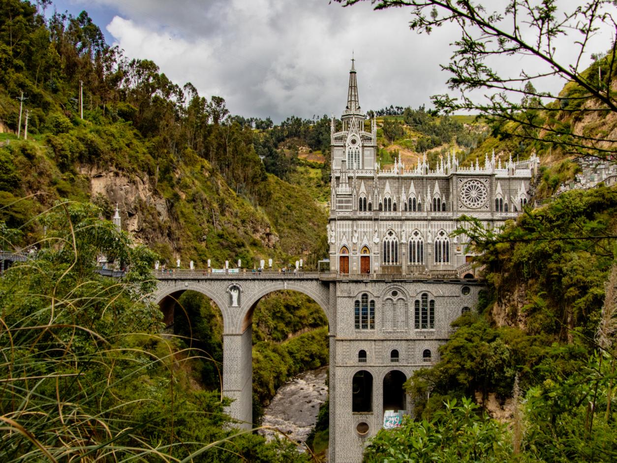 Có một câu chuyện huyền bí về vị trí xây dựng Las Lajas Sanctuary.