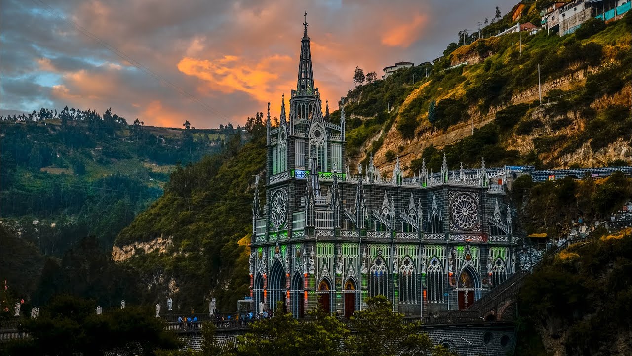 Las Lajas Sanctuary được xây dựng theo phong cách Gô-tich (Gothic)